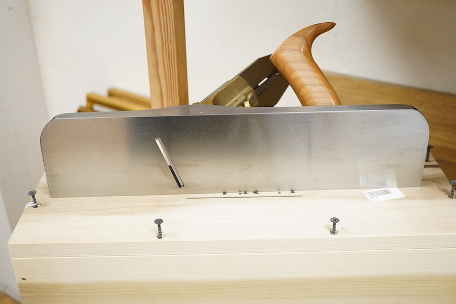 A Lie-Nielsen Toolworks shooting plane, ‘Shoot Board Plane’ (No.51R), in the original fitted wooden box with paperwork